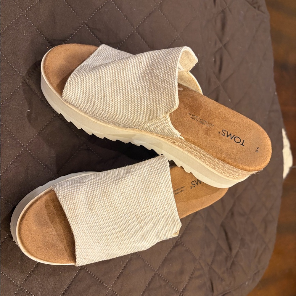 TOMS Women's Tan and Cream Mules